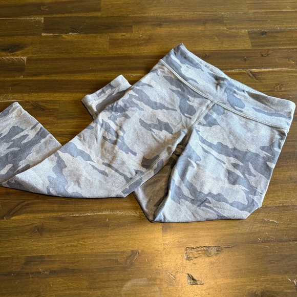 Athleta Girl Gray Chit Chat Capri Cropped Leggings Camo Camouflage Large 12 - Picture 1 of 4
